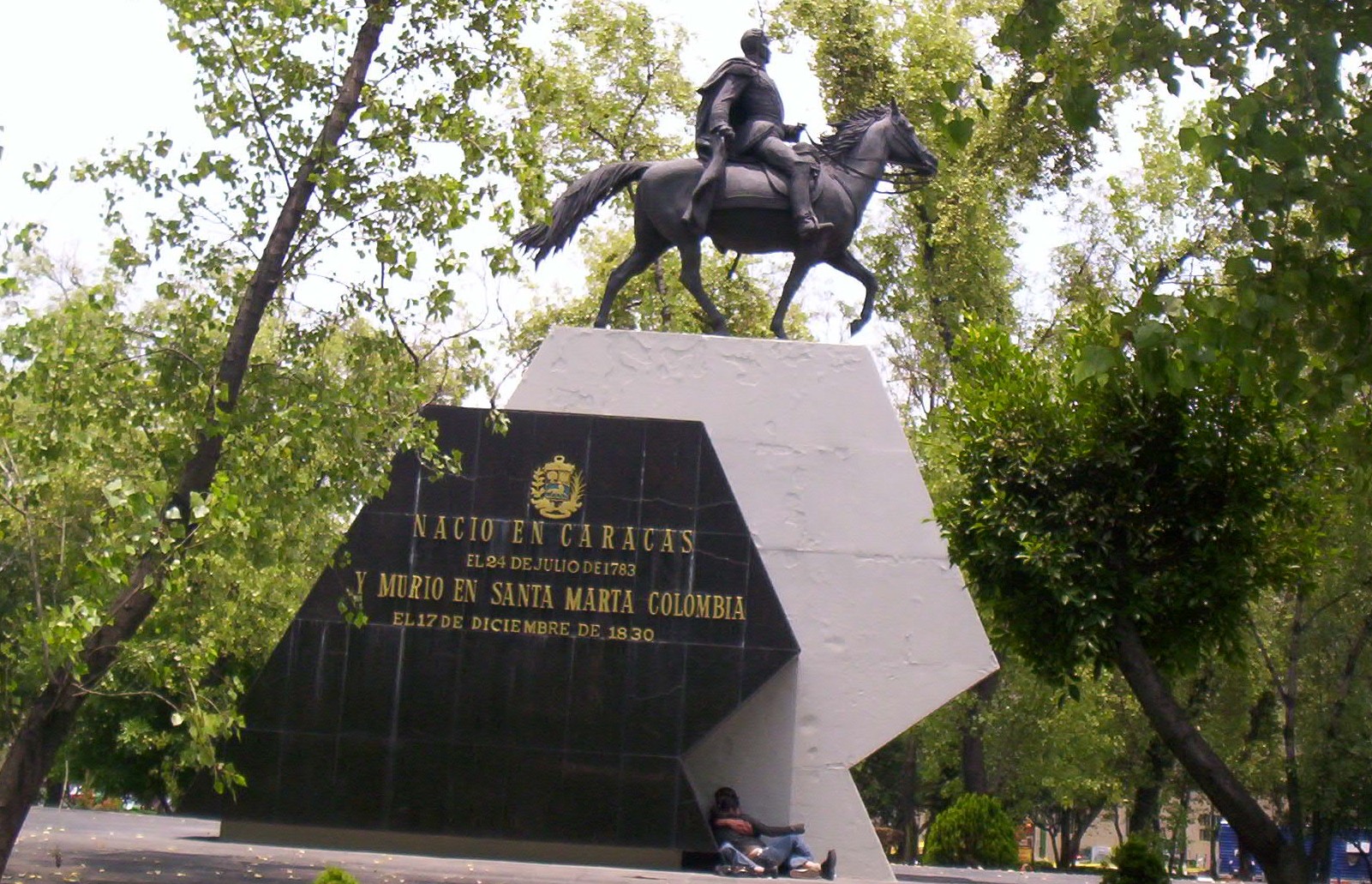 Escultura montado a caballo
